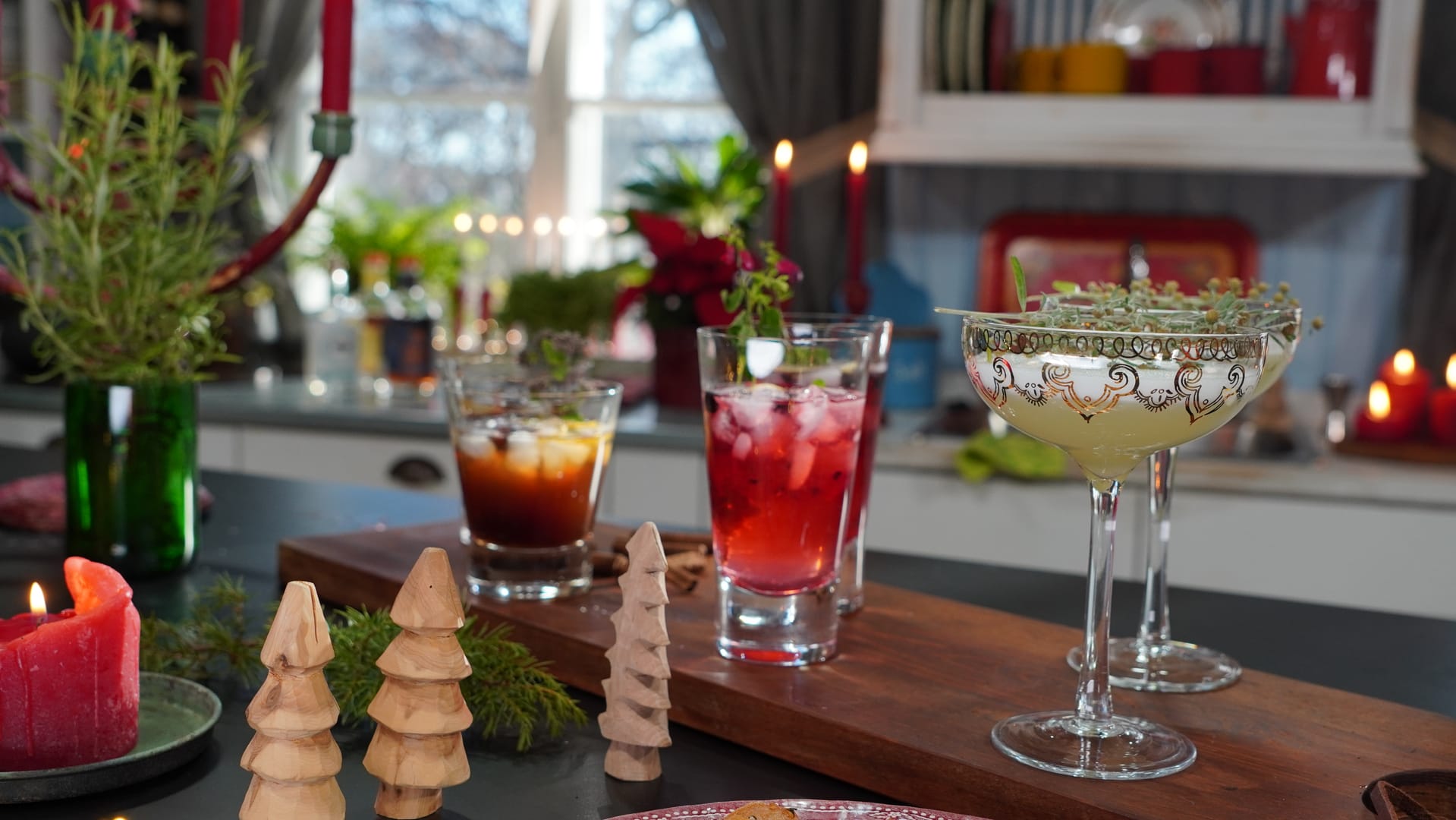 glass,flower arrangement,table,tabletop,cocktail,cup,brunch,goblet,dining table,candle