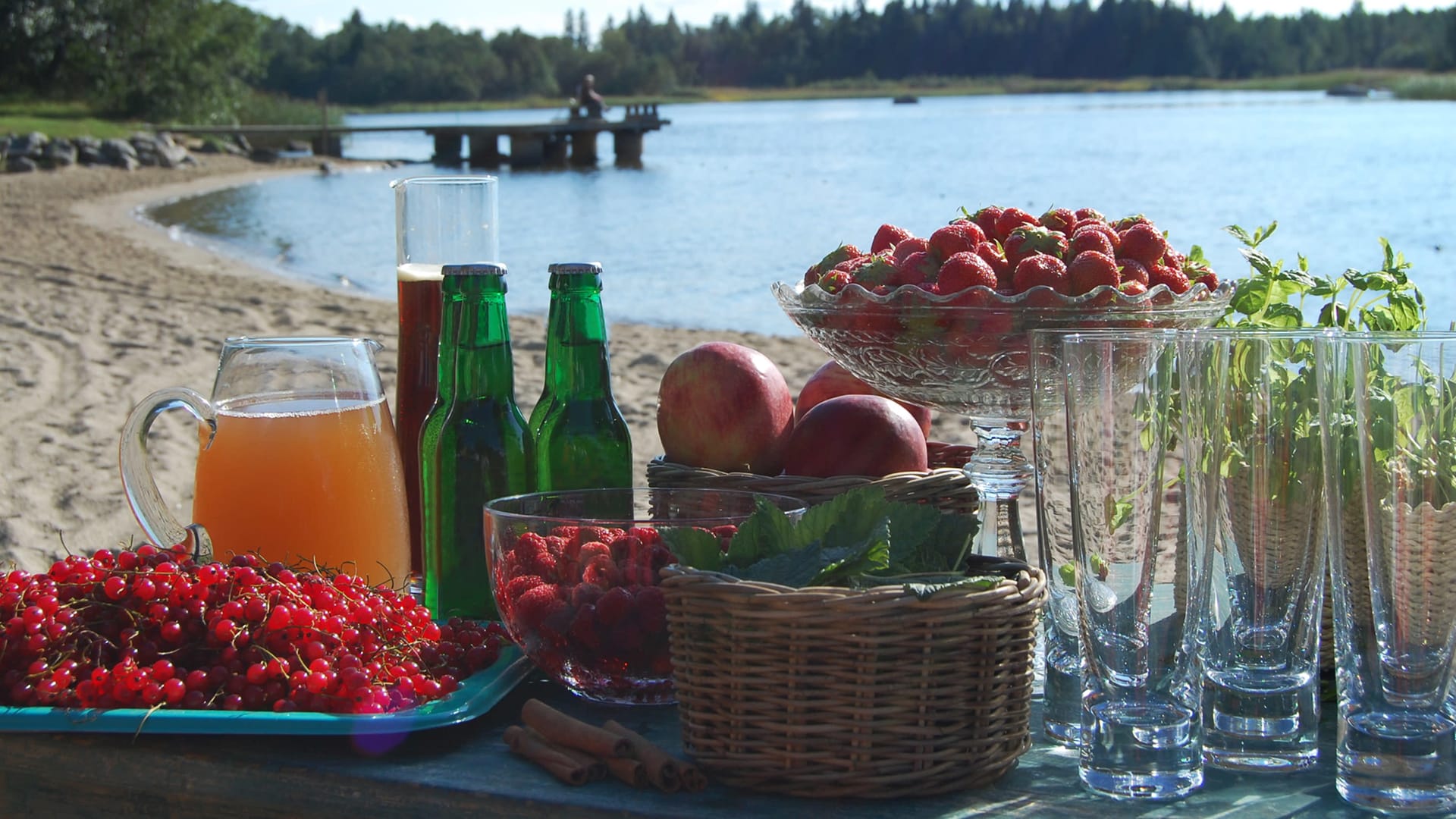 glass,alcohol,beer,beverage,fruit,person,juice,outdoors,nature,apple