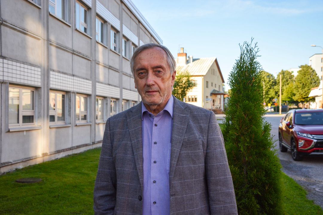 Äldre man i kostym.
