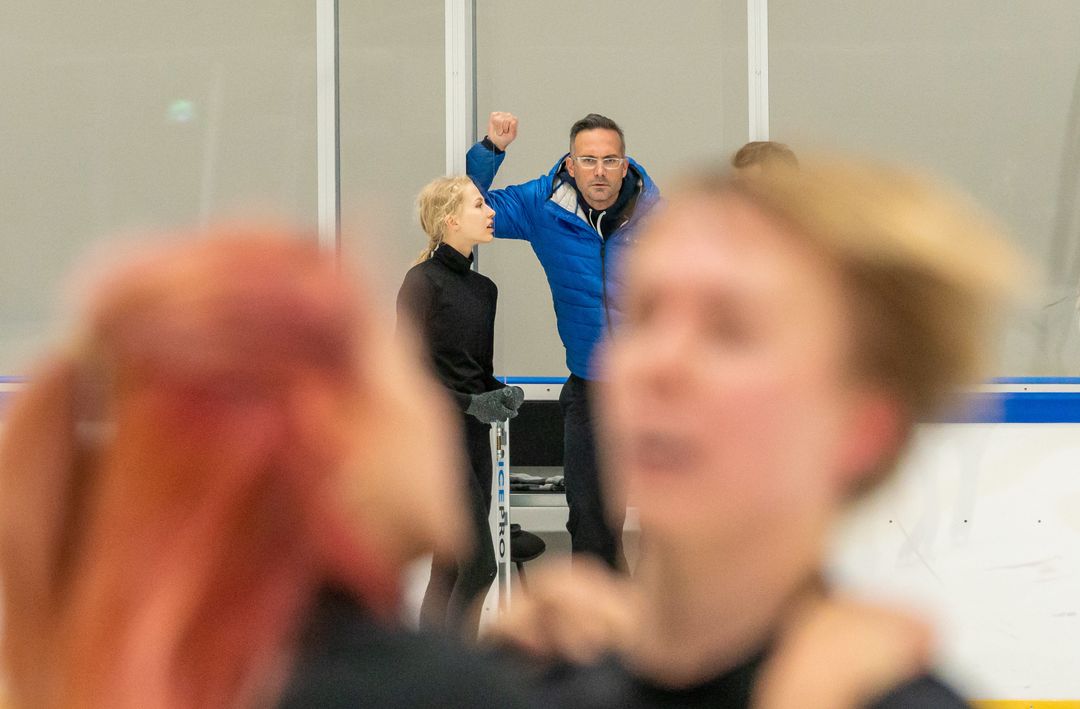Valmentaja Margaglio katsoo jäälle. Suomen ykköspari on ollut koko uransa ajan hänen valmennuksessaan.