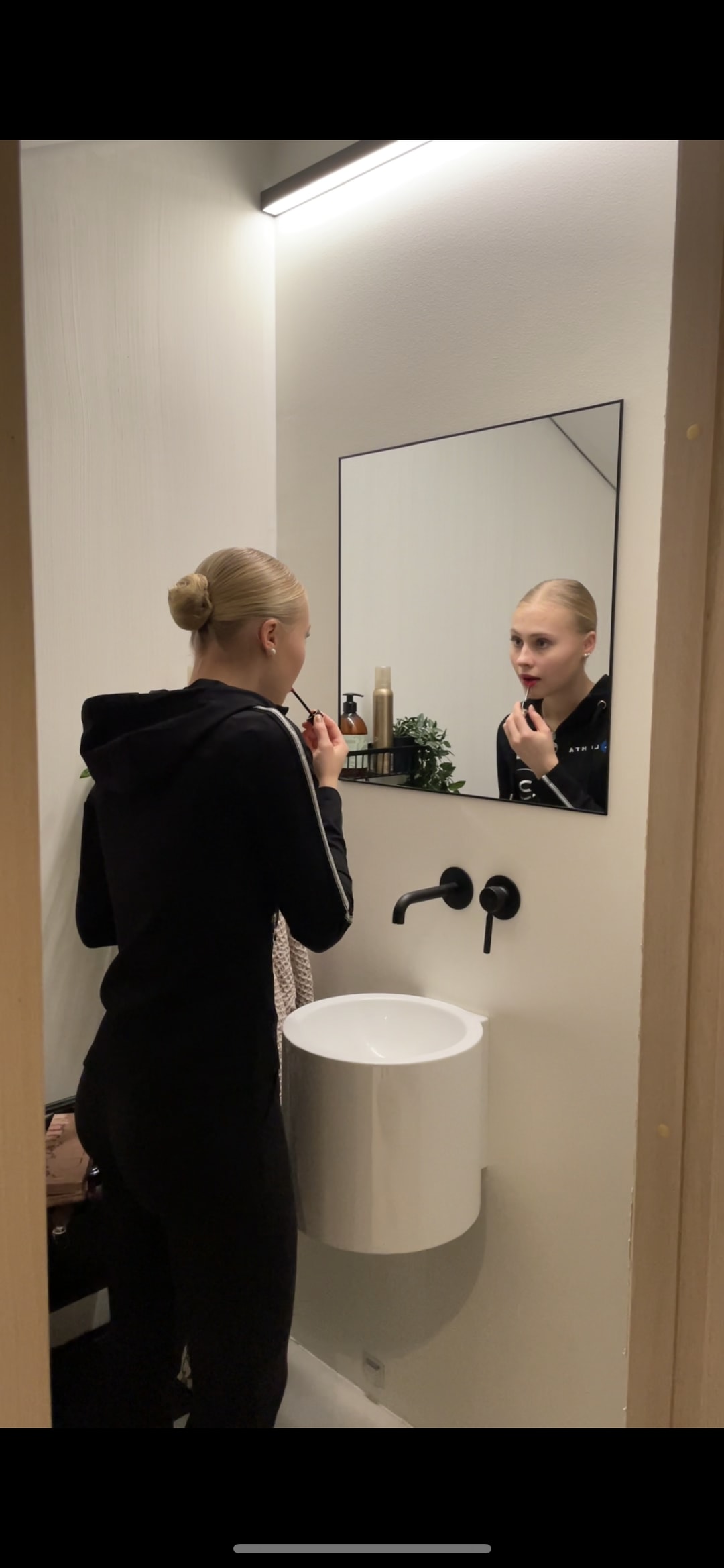 Linnea Ceder laittaa huulipunaa.