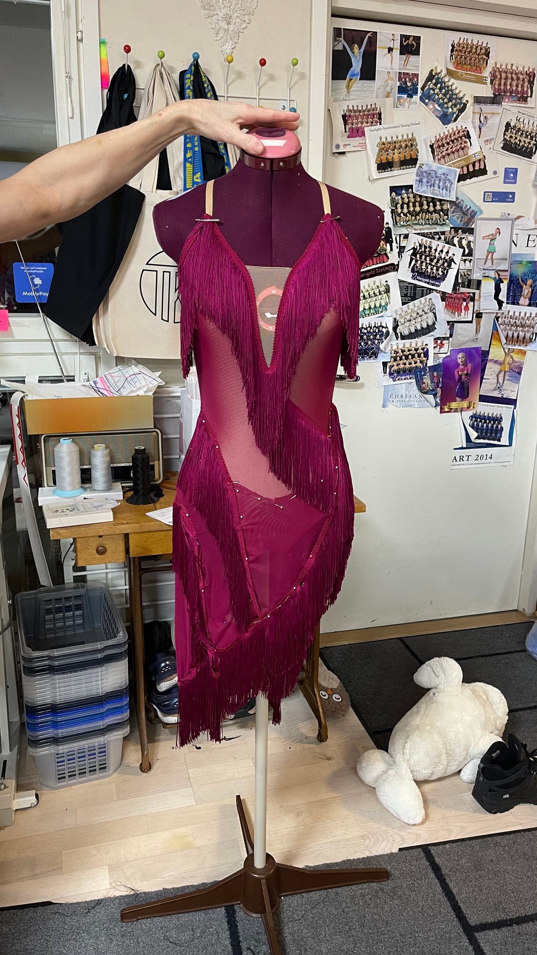 Juulia Turkkilan puvun hahmotelma nuken päällä.